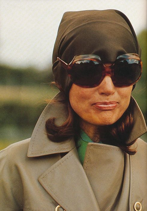 Jackie Onassis se escondió detrás de unas gafas enormes y se volvió imposible de no reconocer